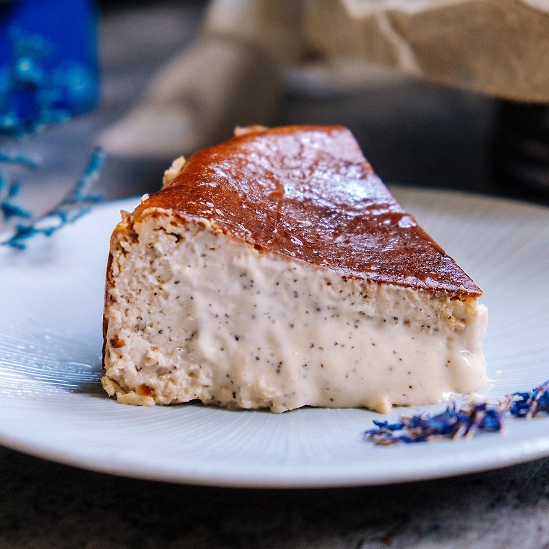 ミディアムレアバスクチーズケーキ – ロイヤルアールオレンジラム - ケーキ・デザート - 食材 ゴールド