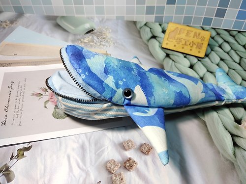 FEN手工小鋪 海洋生物袋物系列-韓國布料手作藍海花紋鯨魚筆袋-鯨魚款筆袋