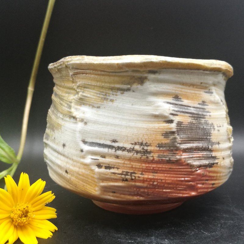 hand-thrown/wood-fired/teabowl/natural ash glaze/flame marks/ideal gift/keepsake - ถ้วย - ดินเผา สีทอง