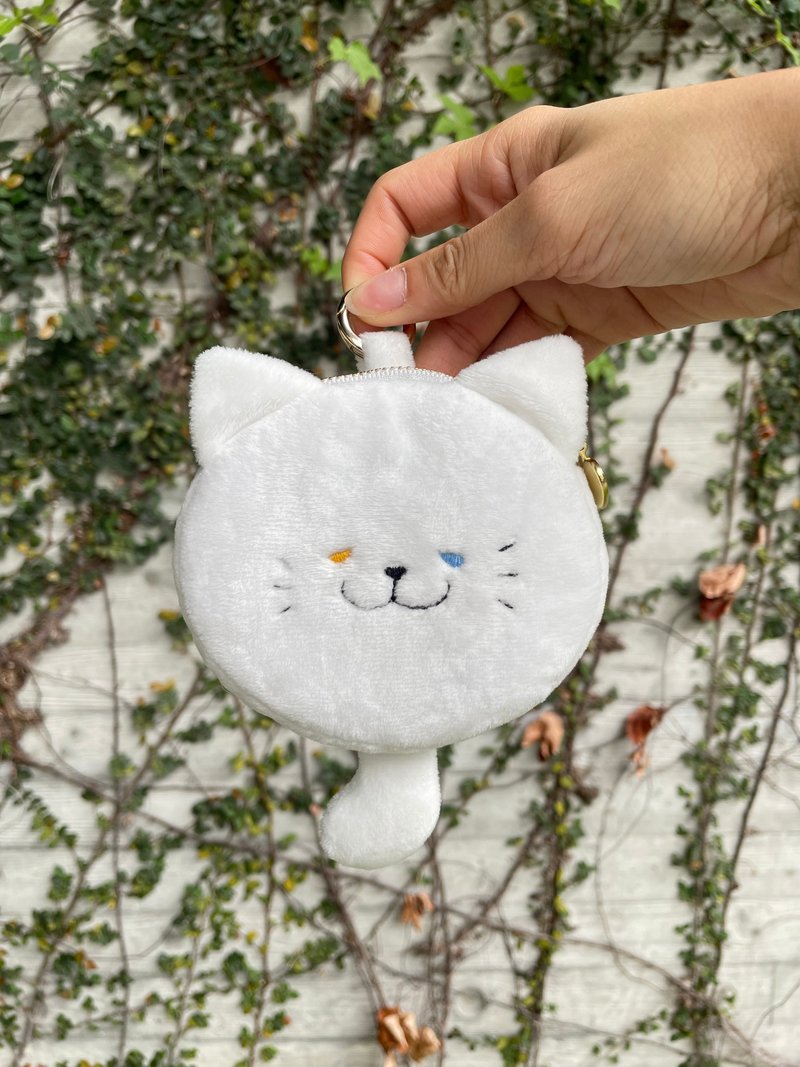 [Pretend to be cute] White cat with different eyes shape pendant keychain zipper loose paper bag storage bag headphone bag - กระเป๋าใส่เหรียญ - ผ้าฝ้าย/ผ้าลินิน 