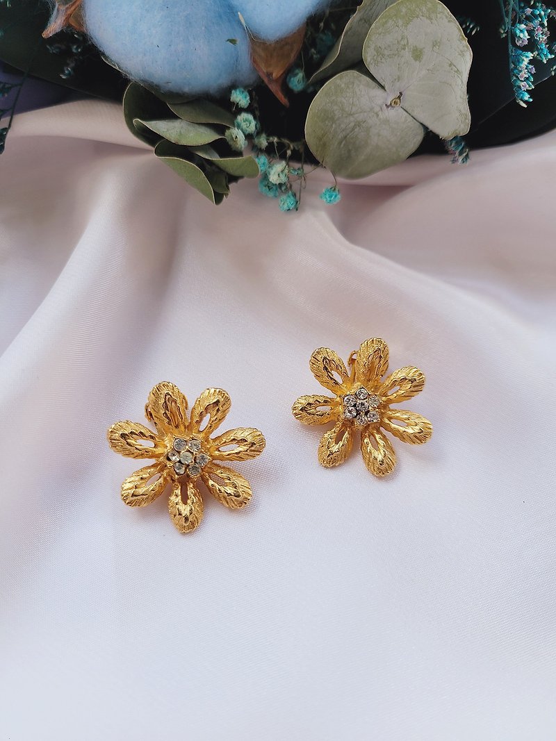 American Western antique jewelry / gold tone matte rhinestone flower type retro clip-on earrings nostalgic old movie antique jewelry - Earrings & Clip-ons - Other Metals 