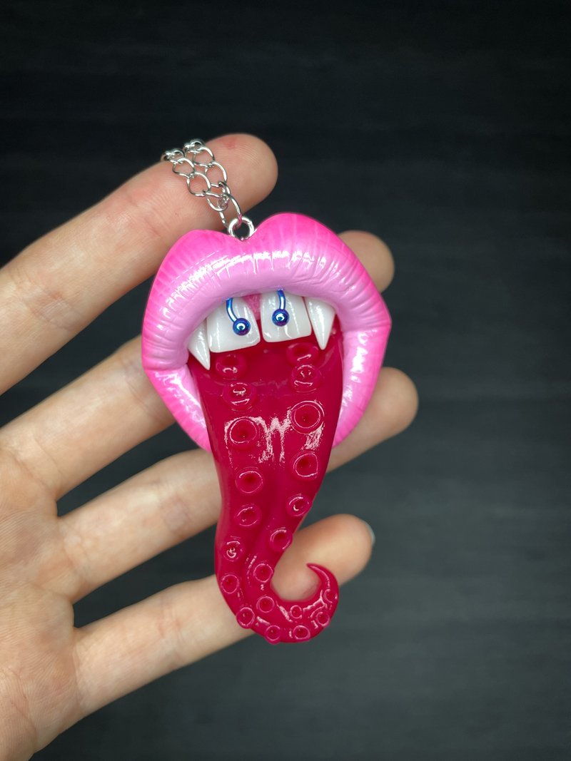 Pendant. Pink lips with a tentacle. - 項鍊 - 黏土 