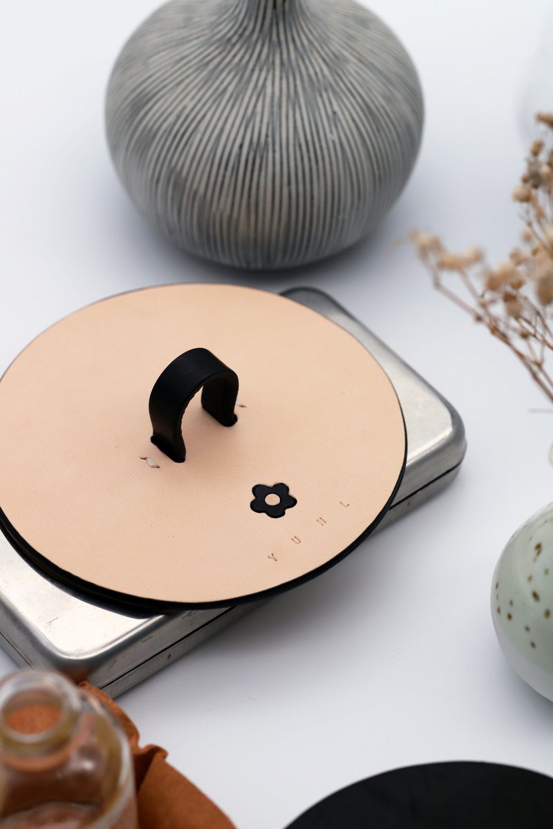 生活系列-小花防落灰皮革杯蓋 原色配黑色提把 - 茶壺/茶杯/茶具 - 真皮 卡其色