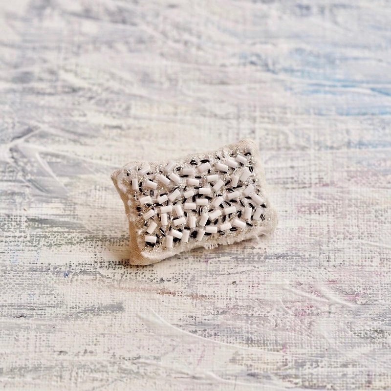 Small picture brooch - เข็มกลัด - ผ้าฝ้าย/ผ้าลินิน ขาว