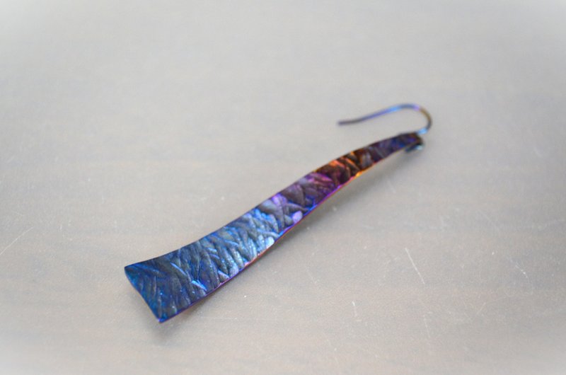 Titanium　pierced earrings・チタンだけで出来たピアス・ストリート・G・70mmB - 耳環/耳夾/耳骨夾 - 其他金屬 多色