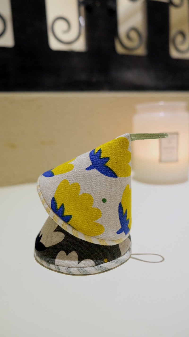 【月亮手作り】 小花朵 三角帽隔熱墊套 2入一組 - 桌布/桌巾/餐墊 - 棉．麻 