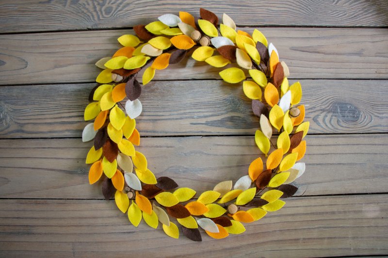 Yellow Felt Wreath With Acorn | Door and Home decor | Colorful Wreath - ตกแต่งผนัง - วัสดุอื่นๆ สีเหลือง