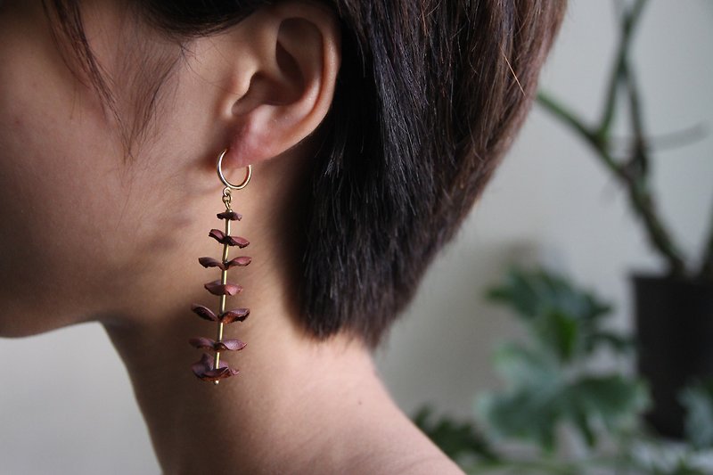 Round leaf eucalyptus earrings_leather hand dyed and shaped - ต่างหู - หนังแท้ สีนำ้ตาล