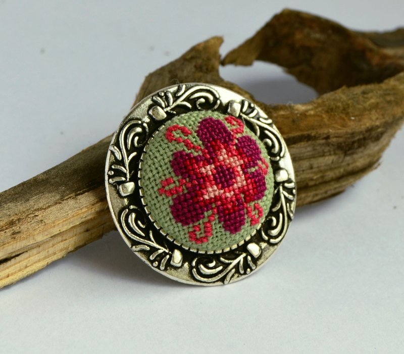 紫紅色花朵刺繡胸針十字繡舞會首飾手工製作的自然舞會生日禮物 - 胸針 - 繡線 紫色