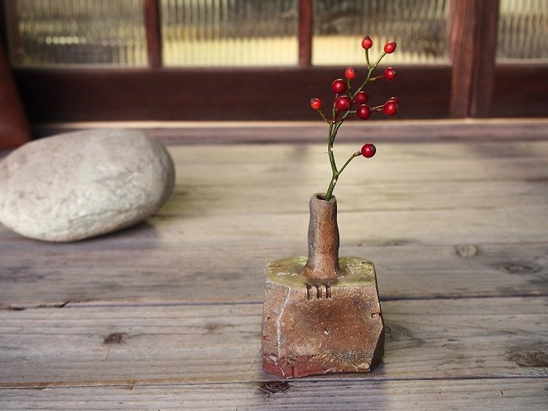 Bizen vase (small) _ h2-023 - Plants - Pottery Brown