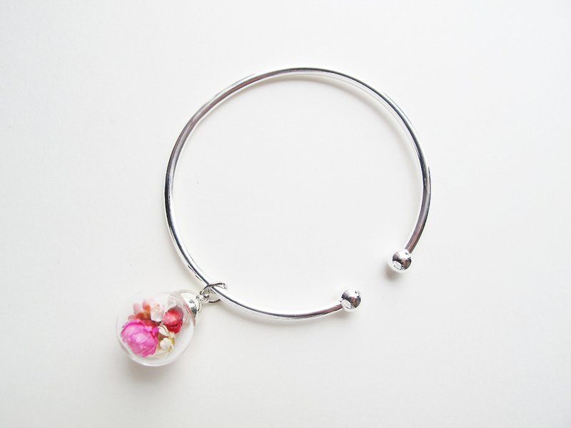 Rosy Garden Dried Pink Daisies inisde glass ball on a sterling silver bangle - Bracelets - Glass Pink