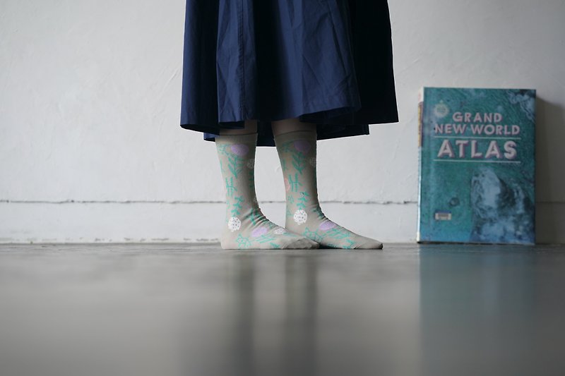 socks flower beige - ถุงเท้า - ผ้าฝ้าย/ผ้าลินิน สีกากี