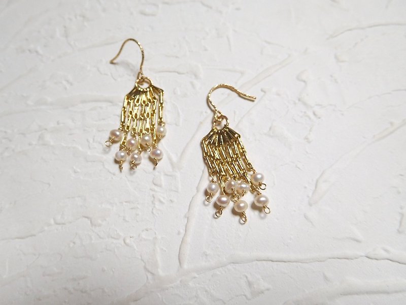 Bag 14K gold tassels texture hook small pearl earrings - ต่างหู - วัสดุอื่นๆ สีกากี