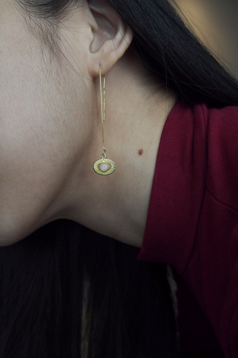 Moon Eclipse Drop Chain Earrings, Sterling Silver Earrings, Moon Earrings. - 耳環/耳夾/耳骨夾 - 純銀 金色
