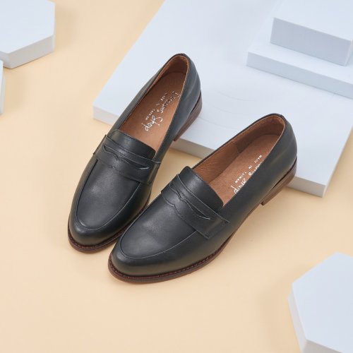 DREAMS SHOP 友善尺碼37-45 打蠟牛皮 職人簡約尖頭平底樂福鞋 黑色