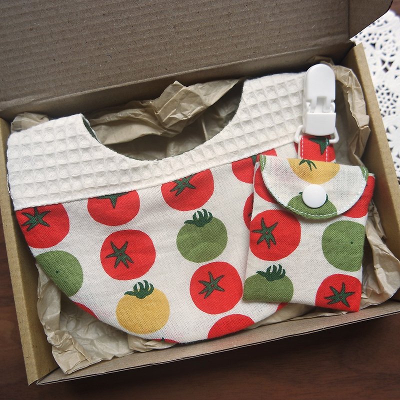 [Small and Beautiful Miyue Gift Box] - Delicious Tomato (Stitching Bib + Ping An Charm Bag) (With Gift Box) - ผ้ากันเปื้อน - ผ้าฝ้าย/ผ้าลินิน สีแดง