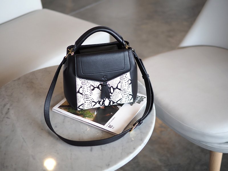 Brooklyn (Python-black) : Crossbody bag, leather bag, cow leather - 手袋/手提袋 - 真皮 黑色