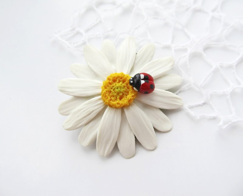 Camomile Daisy brooch Large floral brooch Camomile flower brooch clay Ladybird - 胸針 - 黏土 白色