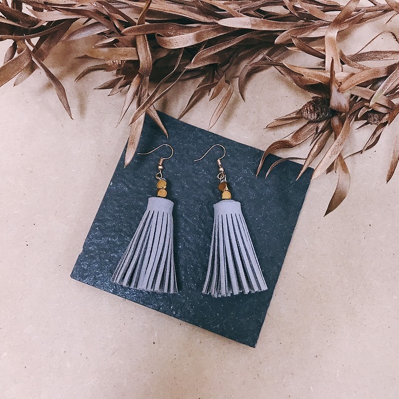 Tassel earrings / living alone - Earrings & Clip-ons - Other Metals Gray