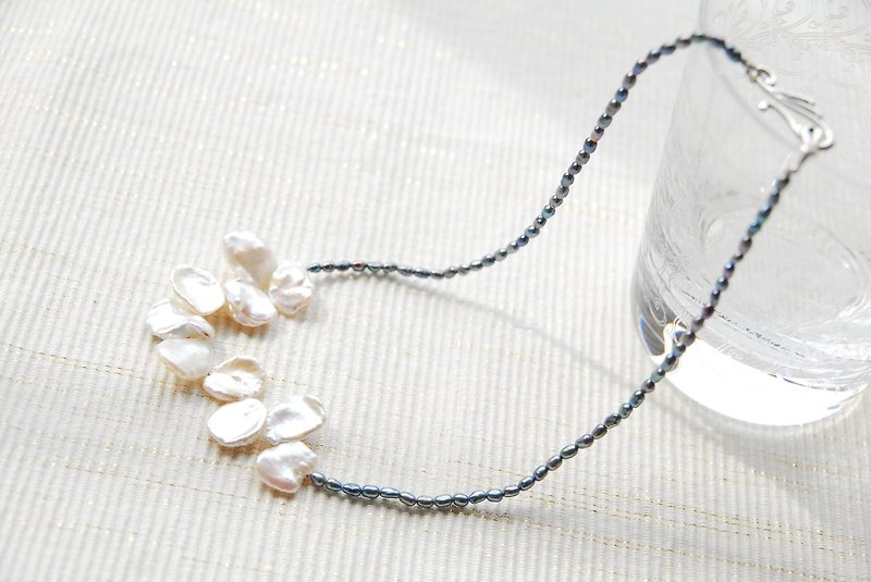 ケシパールのネックレス　ネイビーxホワイト - ネックレス - 宝石 ホワイト
