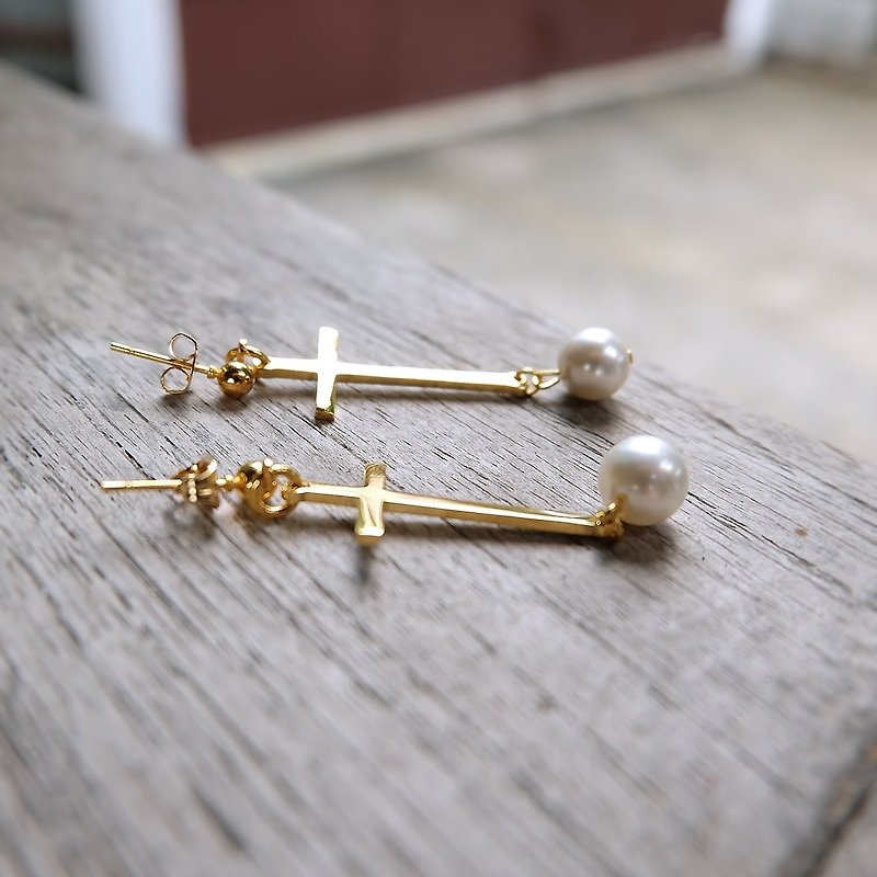 White pearl with cross earrings 01 - 耳環/耳夾 - 銅/黃銅 金色