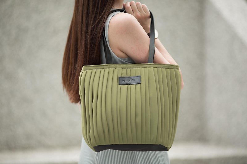 vingt six matcha green small tote bag / can be used as a shoulder bag. Handbag dual purpose - กระเป๋าแมสเซนเจอร์ - เส้นใยสังเคราะห์ สีเขียว