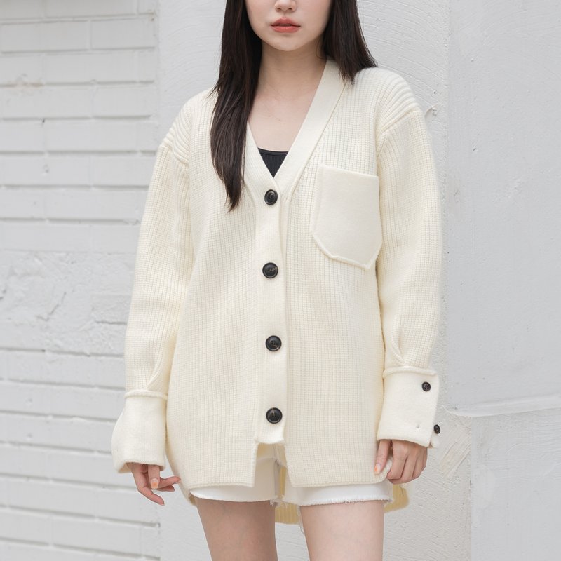 Black button - thick knitted warm jacket - off-white - เสื้อแจ็คเก็ต - เส้นใยสังเคราะห์ ขาว