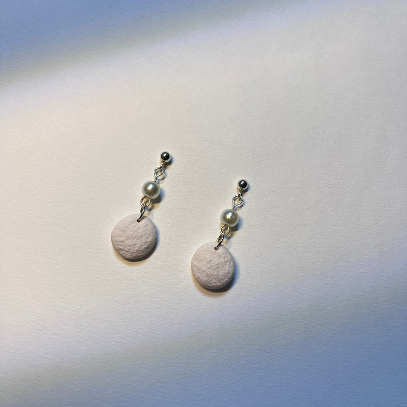 CM simple and fashionable white small stone handmade soft clay earrings - Earrings & Clip-ons - Pottery White