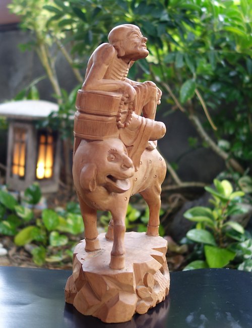 ツゲの木の彫刻が施された笑うライオン阿羅漢手作り1kgの装飾品由緒あるローヴェレド金剛杵アンティーク