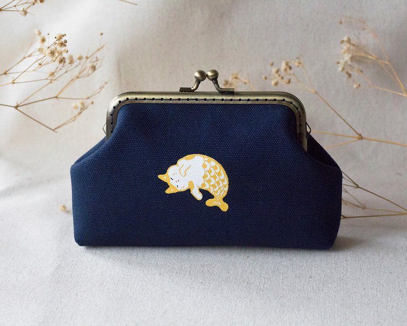 Sleeping cat fish kiss lock bag/cosmetic bag/wallet (little gold cat fish) - กระเป๋าสตางค์ - วัสดุอื่นๆ สีน้ำเงิน