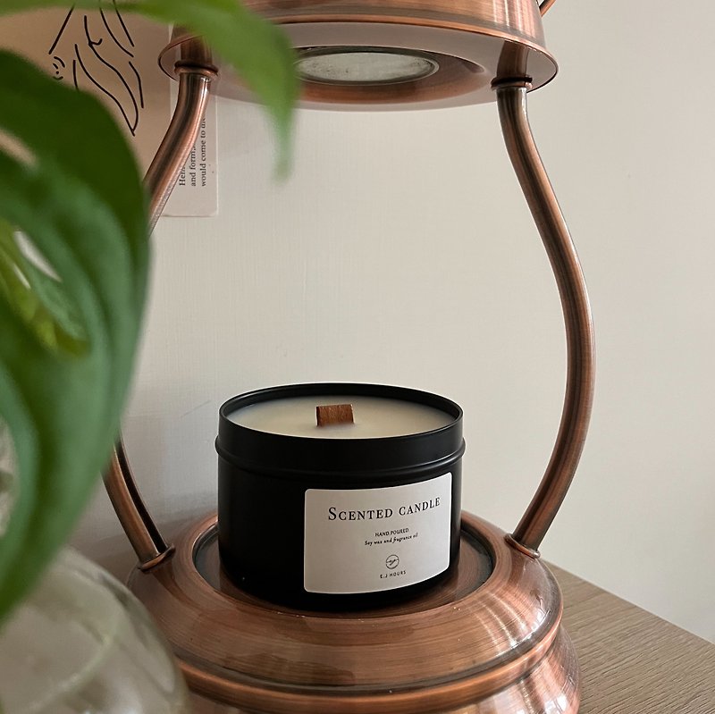 A wood wick scented candle - เทียน/เชิงเทียน - ขี้ผึ้ง สีดำ