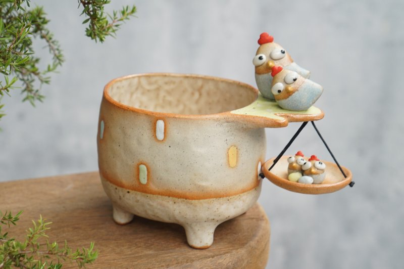 Plant pot with a chicken,two tone,cactus,ceramics,pottery,handmade - 花瓶/花器 - 陶 卡其色