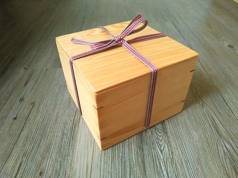Taiwan Elm Square Box - Gray Red White Line Ribbon (Imitation Japanese wooden box design, unique and exquisite) - Storage - Wood Brown