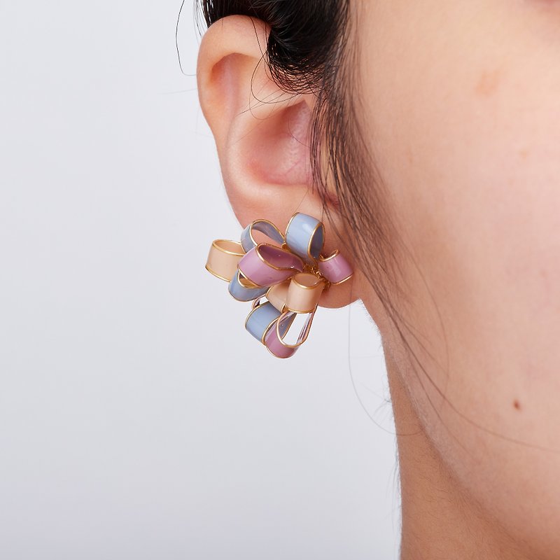 Ribbon Blessing (Gift) - Handmade Earrings Resin Earrings Crystal Flower Earpins Clip-On - ต่างหู - วัสดุอื่นๆ 