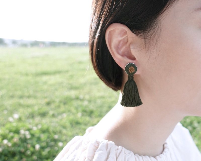 Dumpling tassel dark green・Hand-embroidered earrings - Earrings & Clip-ons - Cotton & Hemp Green