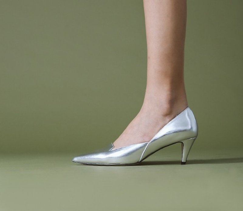 Shallow mouth side open pointed leather low heel shoes silver - รองเท้าส้นสูง - หนังแท้ สีเงิน