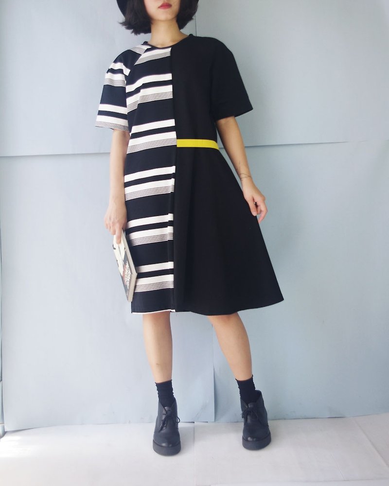 Design Handmade - Asymmetrical Cut Black and White Stripes Lackland Sleeve Knit Dress - ชุดเดรส - เส้นใยสังเคราะห์ สีดำ