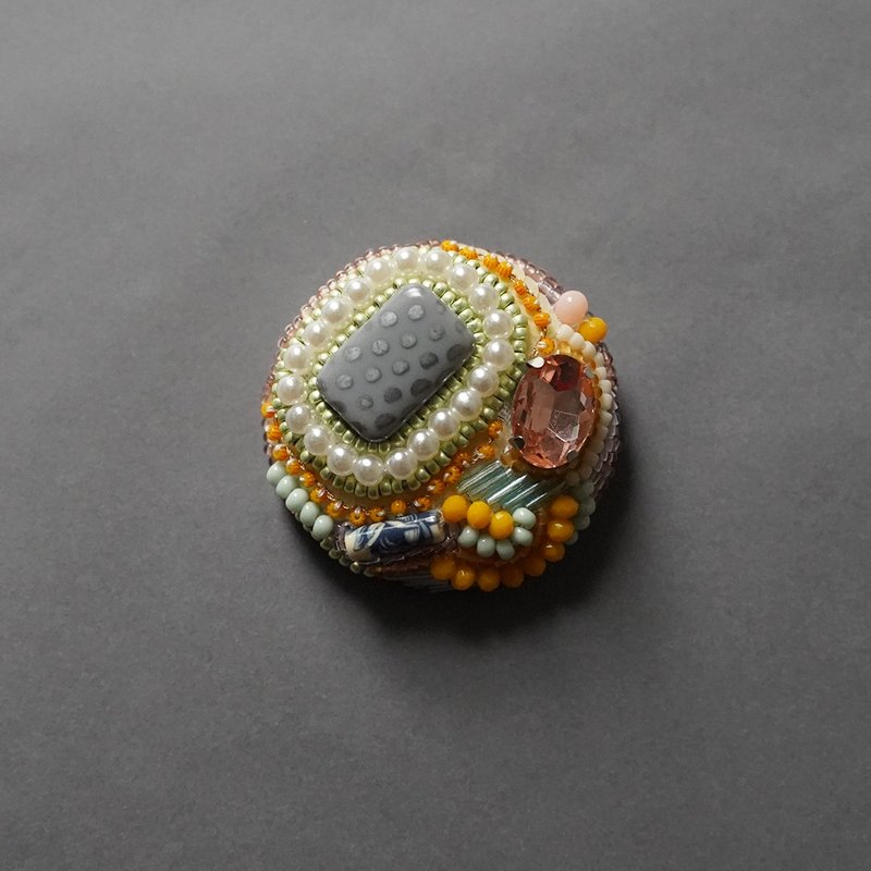 異国のブローチ5 ビーズ刺繍　カラフル - 胸針 - 塑膠 黃色