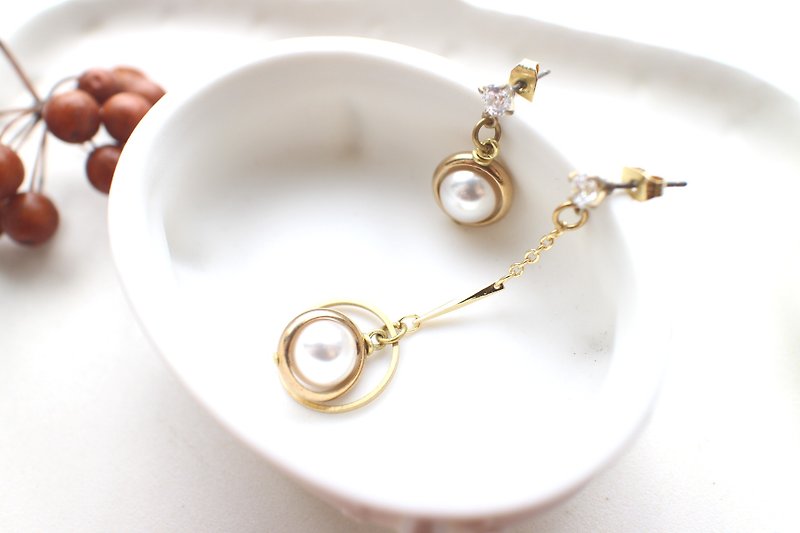 Little Paris-Zircon brass earrings - Earrings & Clip-ons - Other Metals White