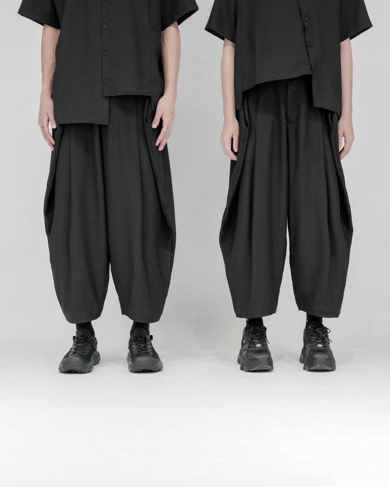 MUKK DESIGN cropped trousers with pointed pockets - กางเกงขายาว - เส้นใยสังเคราะห์ สีดำ