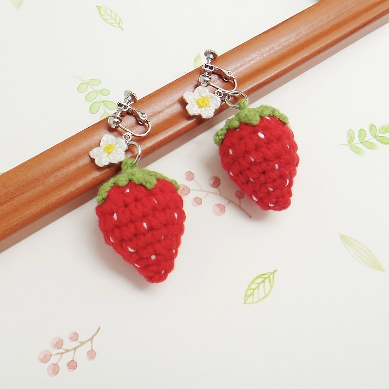 Wool knitting/big strawberry and small white flowers/earrings - ต่างหู - ไฟเบอร์อื่นๆ 