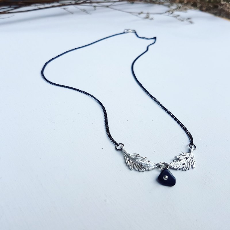 Exclusive Fog Silver Feather Black Basket Sandstone Short Necklace Clavicle Short Chain Necklace - สร้อยติดคอ - โลหะ สีเงิน