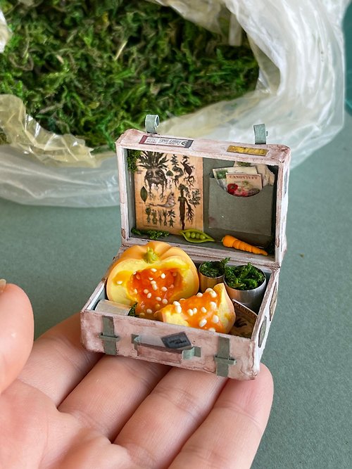 DOLLFOODS Miniature suitcase with pumpkins