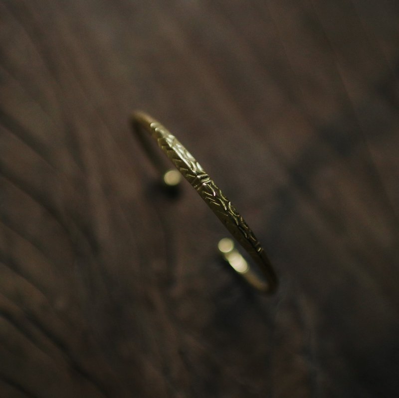 CAO 黃銅刻紋手環 - 手鍊/手環 - 銅/黃銅 金色