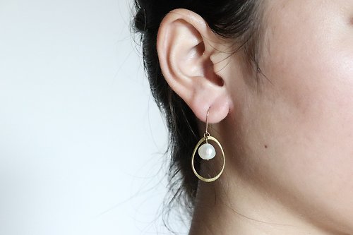juos Jewelry 太陽蛋 - 黃銅珍珠耳環 耳夾
