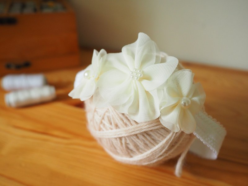Handmade fabric flower baby/kid headband - เครื่องประดับ - ผ้าฝ้าย/ผ้าลินิน ขาว