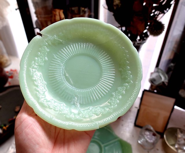 Broken goods FIRE KING 60's antique jade jade color transparent glass plate  plate tableware nostalgic - Shop Mr.Travel Genius Antique shop Plates &  Trays - Pinkoi