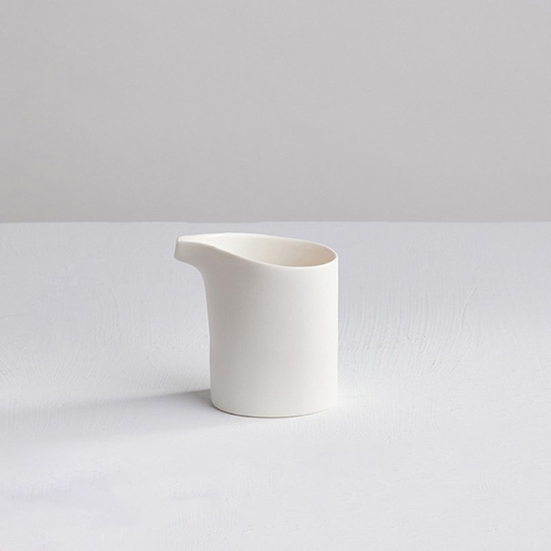 【3,co】Water wave milk jar (sauce jar)-white - Mugs - Porcelain White