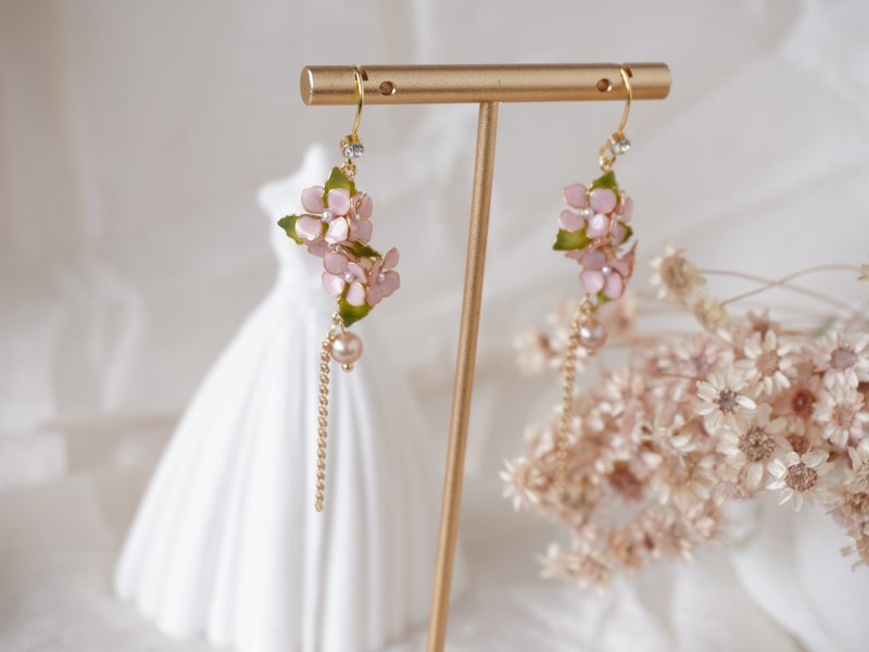 [Pink Hydrangea] Handmade original earrings Bronze resin wedding gift New Year gift - Earrings & Clip-ons - Resin Pink