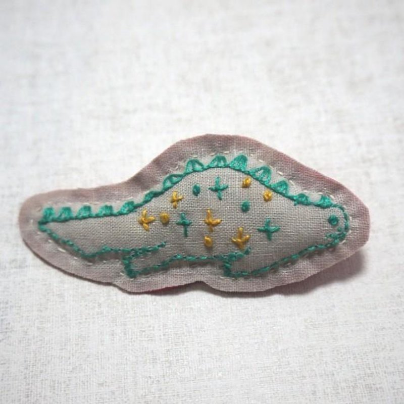 Hand embroidery broach "sea iguana" - เข็มกลัด - งานปัก สีเขียว